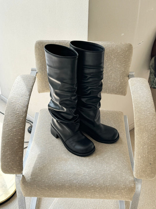 Loose long boots