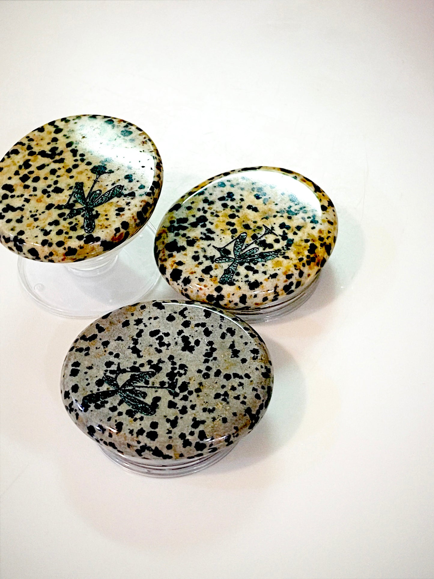 Nyxu logo stone grip